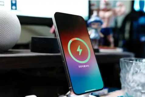 阳原苹果15换屏服务分享用什么充电器给iPhone15充电更好 